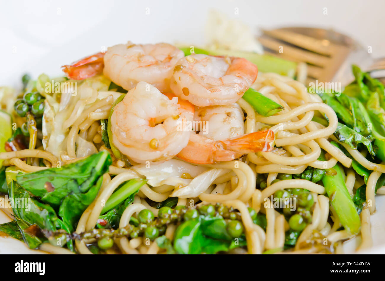 Plat épicé , spaghetti aux crevettes et légumes mix Banque D'Images