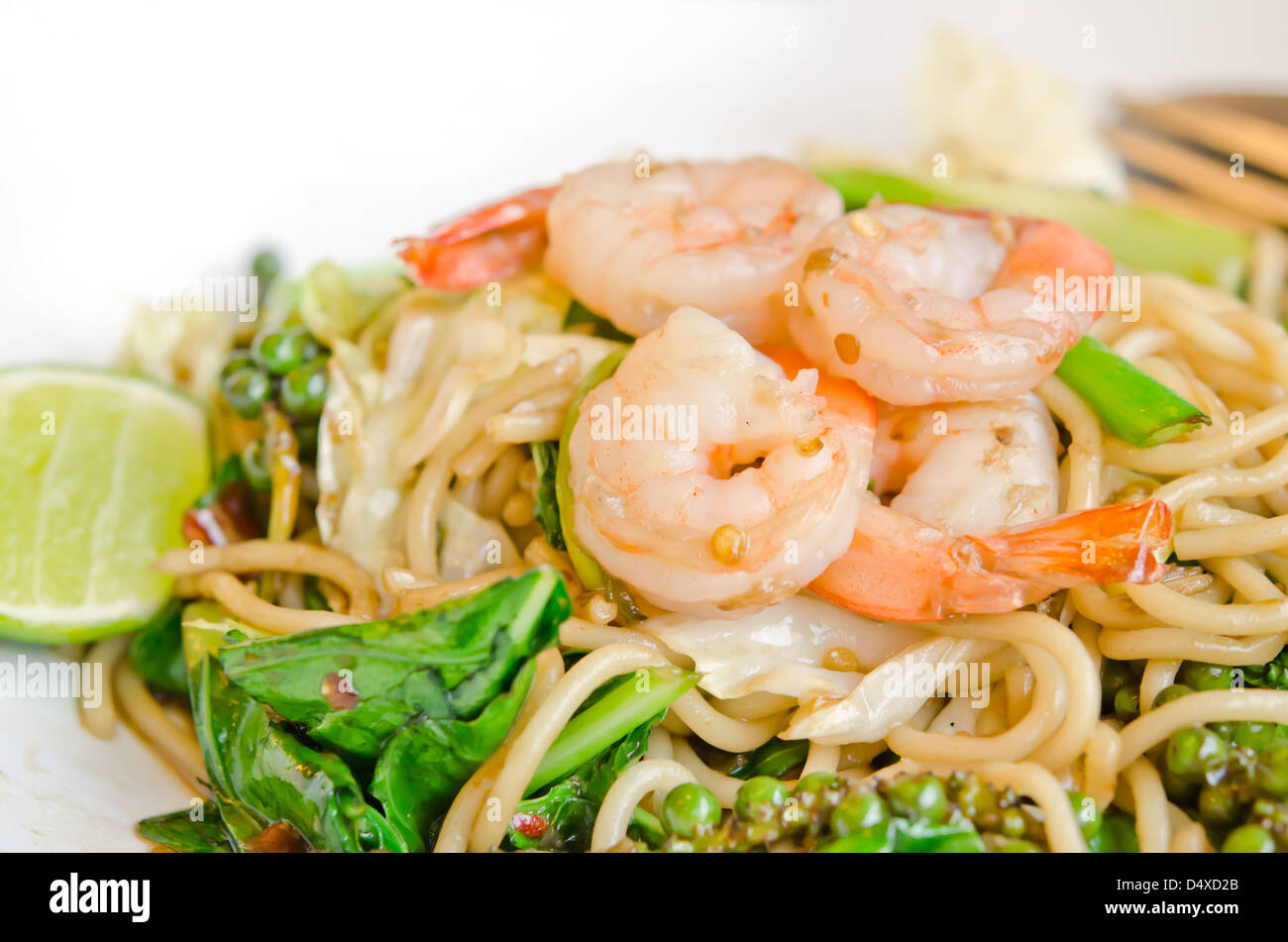 Close up spaghetti aux crevettes et mélanger les légumes et les fruits de mer épicés , citron tranche Banque D'Images