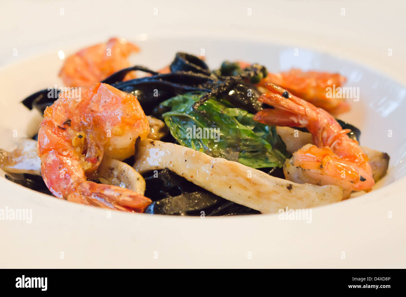 Spaghetti noir aux crevettes et légumes mix sur plat , plat épicé Banque D'Images