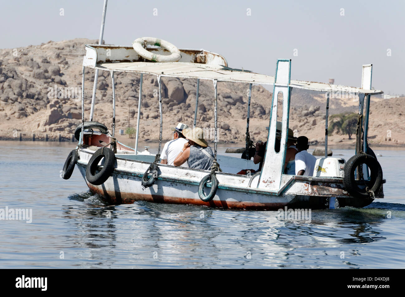 L'Égypte. Les touristes d'être transportée sur un bateau sur le Nil à l'île de Philae (Agilkia) dans le lac Nasser près d'Assouan. Banque D'Images