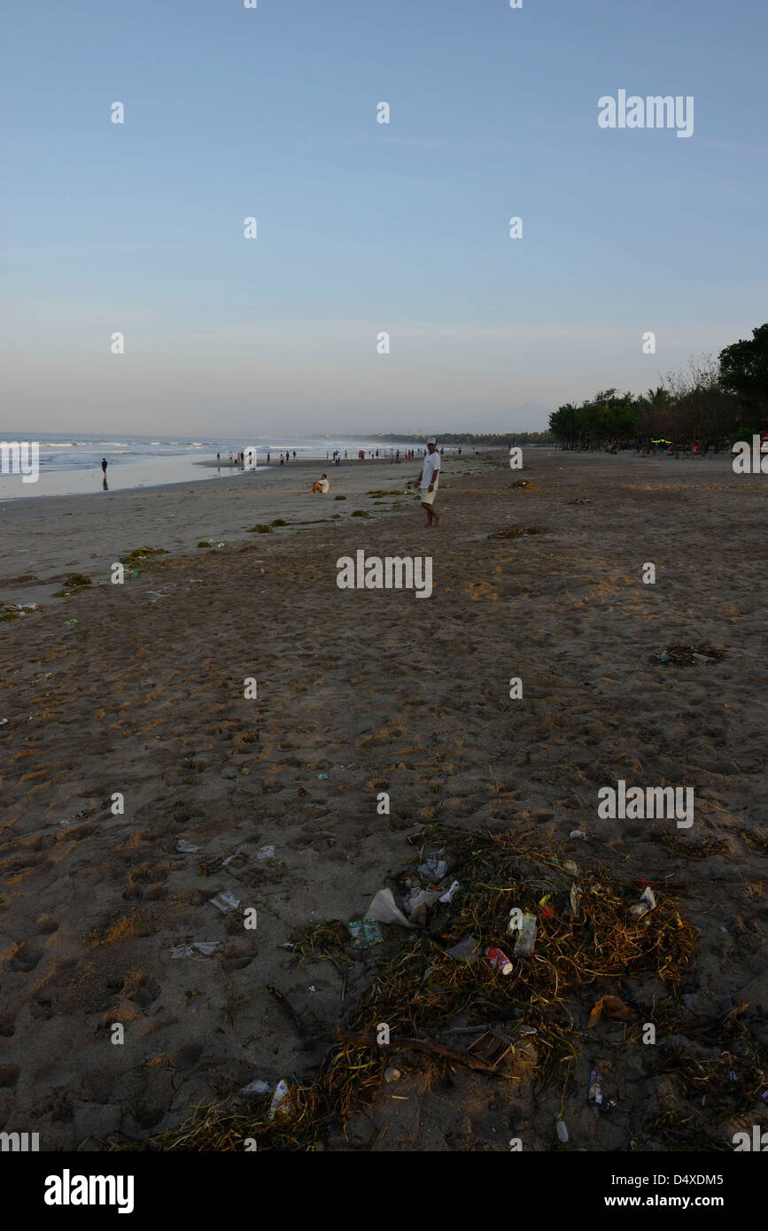 L'INDONÉSIE, Bali, Kuta, la pollution sur la plage Banque D'Images