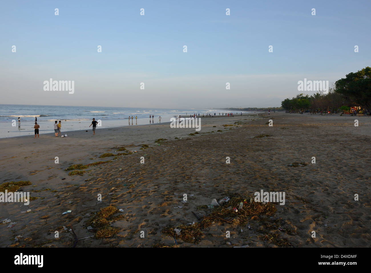 L'INDONÉSIE, Bali, Kuta, la pollution sur la plage Banque D'Images