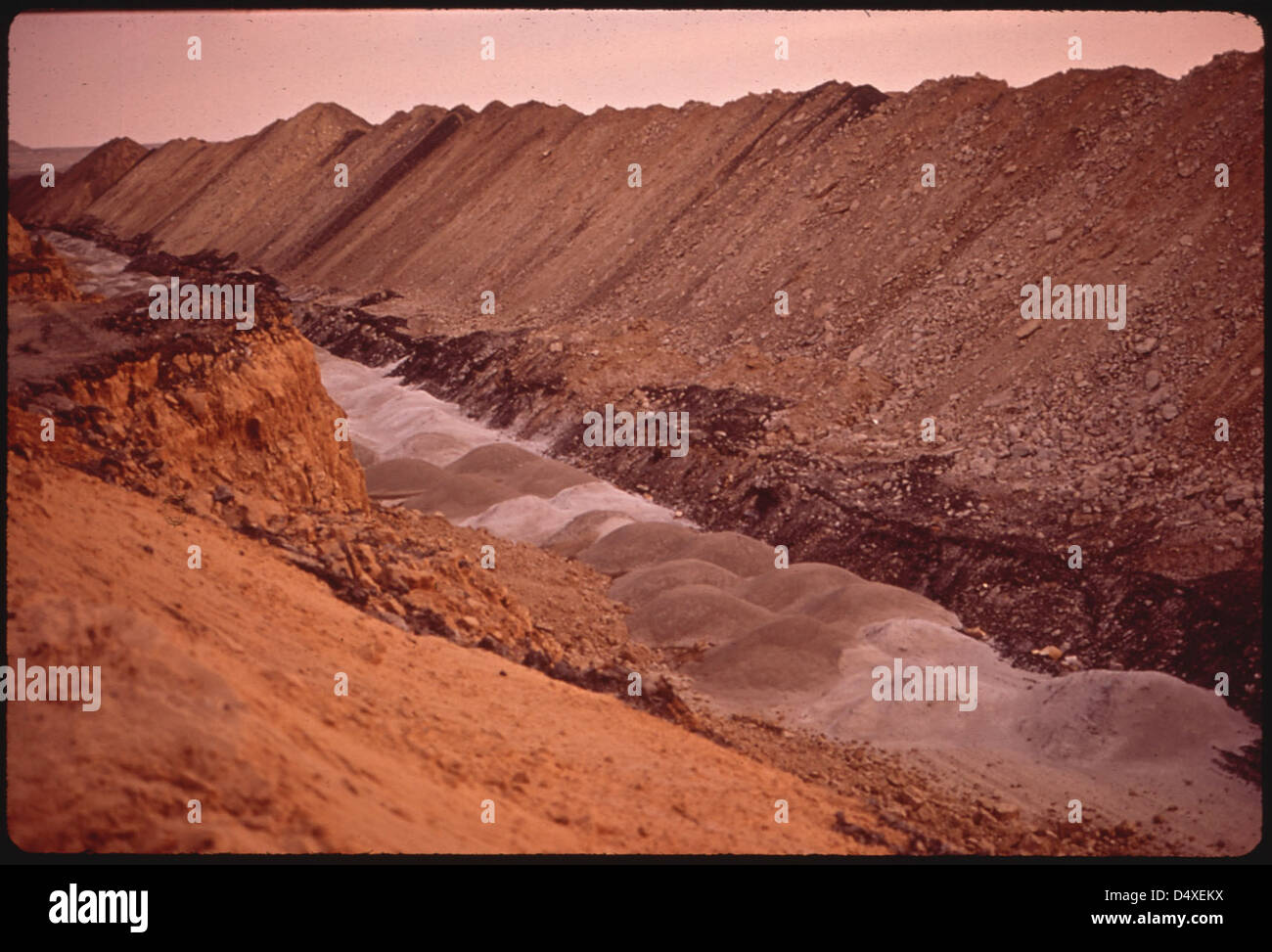La mine Navajo de l'Utah Construction and Mining Company. Le paysage désolate est un résultat caractéristique de l'exploitation minière en bandes 06/1972 Banque D'Images