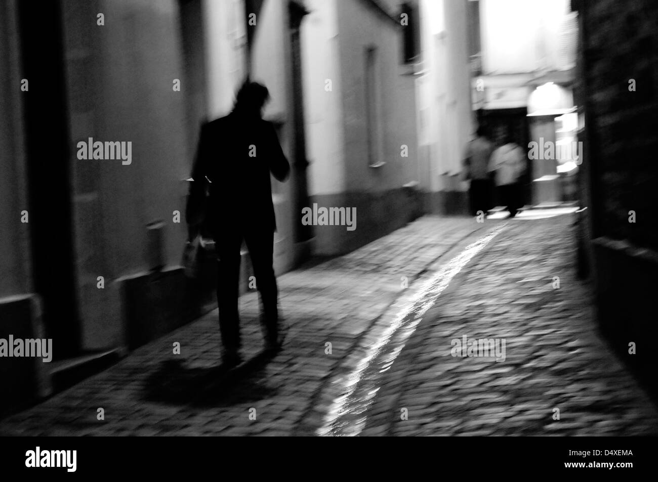 Un homme marche dans une ruelle la nuit à Montmartre, Paris, France. Banque D'Images