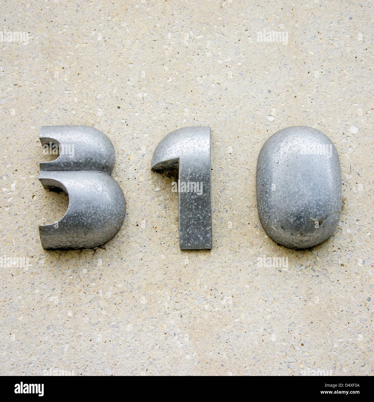 Numéro de maison en aluminium coulé trois cent dix Banque D'Images