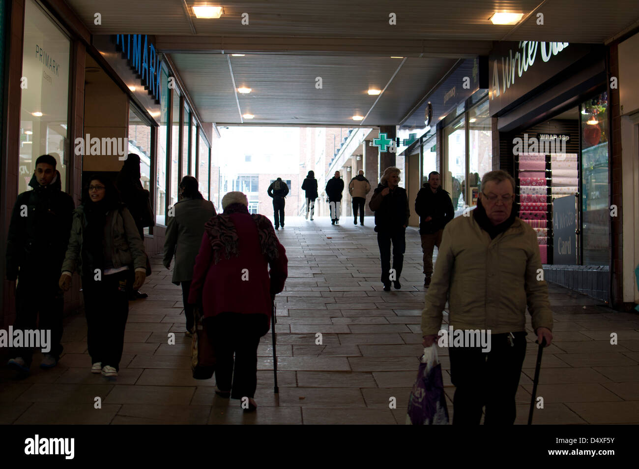 Cheaping Shoppers en croix, centre-ville de Coventry, Royaume-Uni Banque D'Images