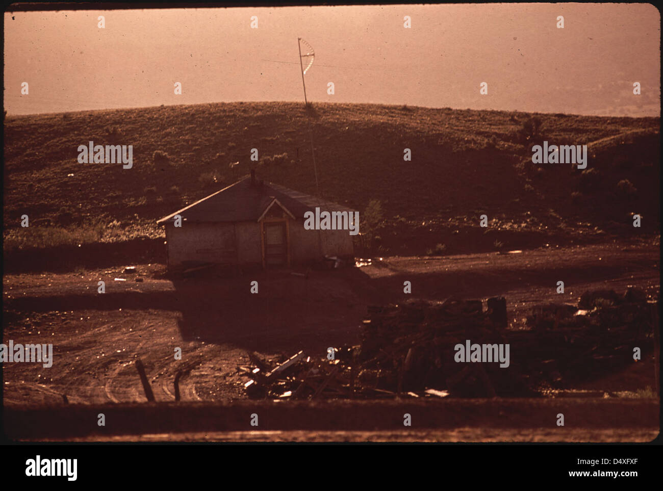 Un Hogan avec une antenne TV est présenté dans cette image, mettant en valeur une installation de maison rurale avec la technologie de communication moderne. La photographie reflète la vie familiale américaine et l'utilisation de la technologie dans les zones rurales. Banque D'Images