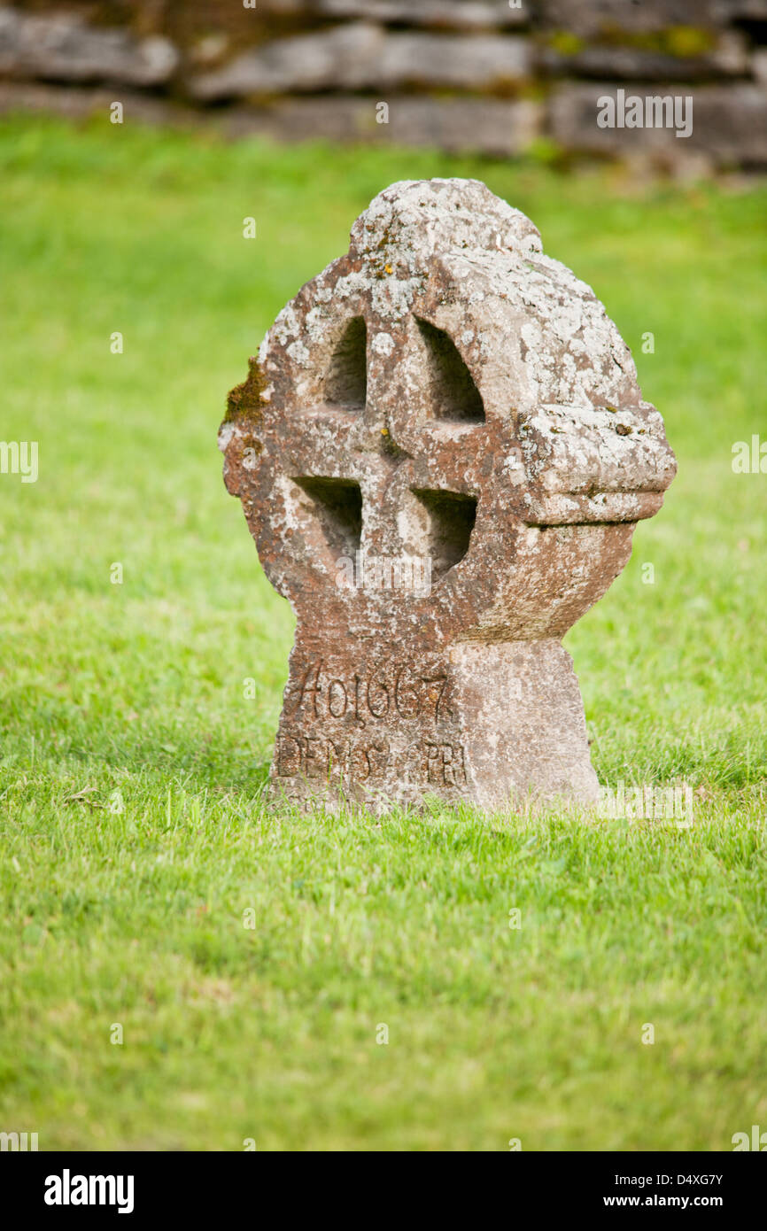 Du peuple nordique ancienne croix de cimetière au soleil circulaire Banque D'Images