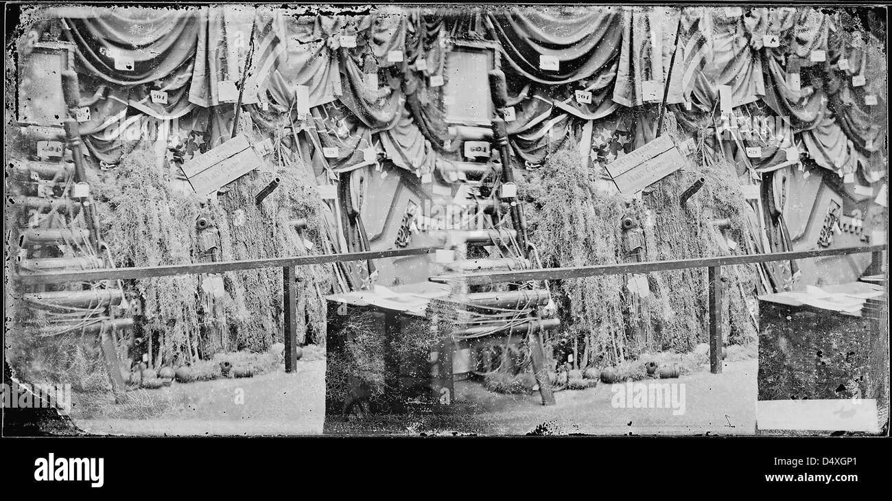 Cette image de Mathew Brady montre une exposition d'armes et de drapeaux de la guerre de Sécession, mettant en valeur les artefacts utilisés par les forces de l'Union et confédérées pendant le conflit. Banque D'Images
