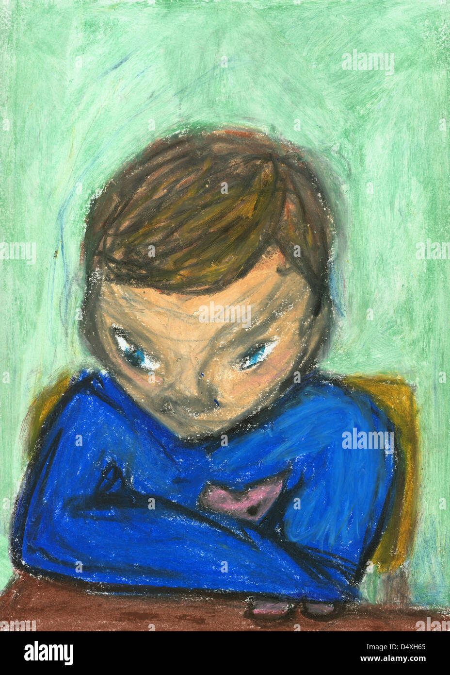 Shy boy sitting in classroom, regardant vers le bas. Banque D'Images