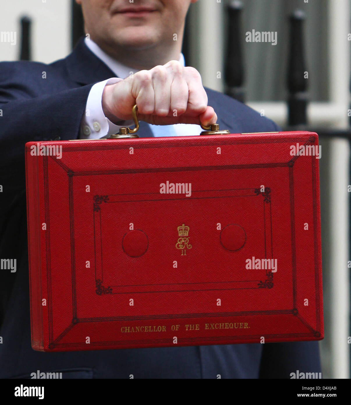 London UK Budget le jour le 20 mars 2013 Ministre des finances britannique, George Osborne, détient le budget rouge fort numéro externe 11 Downing Street avant de livrer son budget à la Chambre des communes. Pic : Paul Marriott Photography Banque D'Images