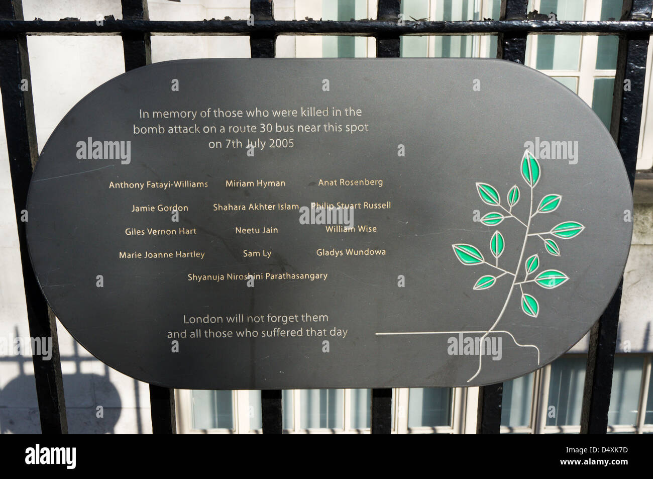 Une plaque sur les garde-corps à Tavistock Square en mémoire de ceux tués dans le 7 juillet 2005 à l'attentat terroriste contre un bus de Londres. Banque D'Images