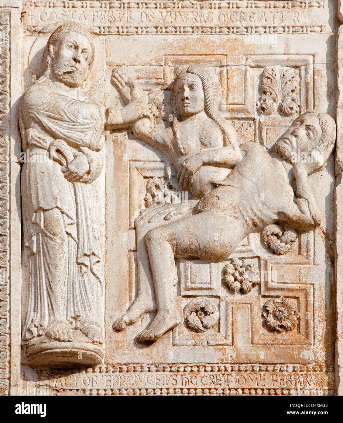 VERONA - 27 janvier : soulagement de la création de la femme de façade basilique romane San Zeno. Banque D'Images