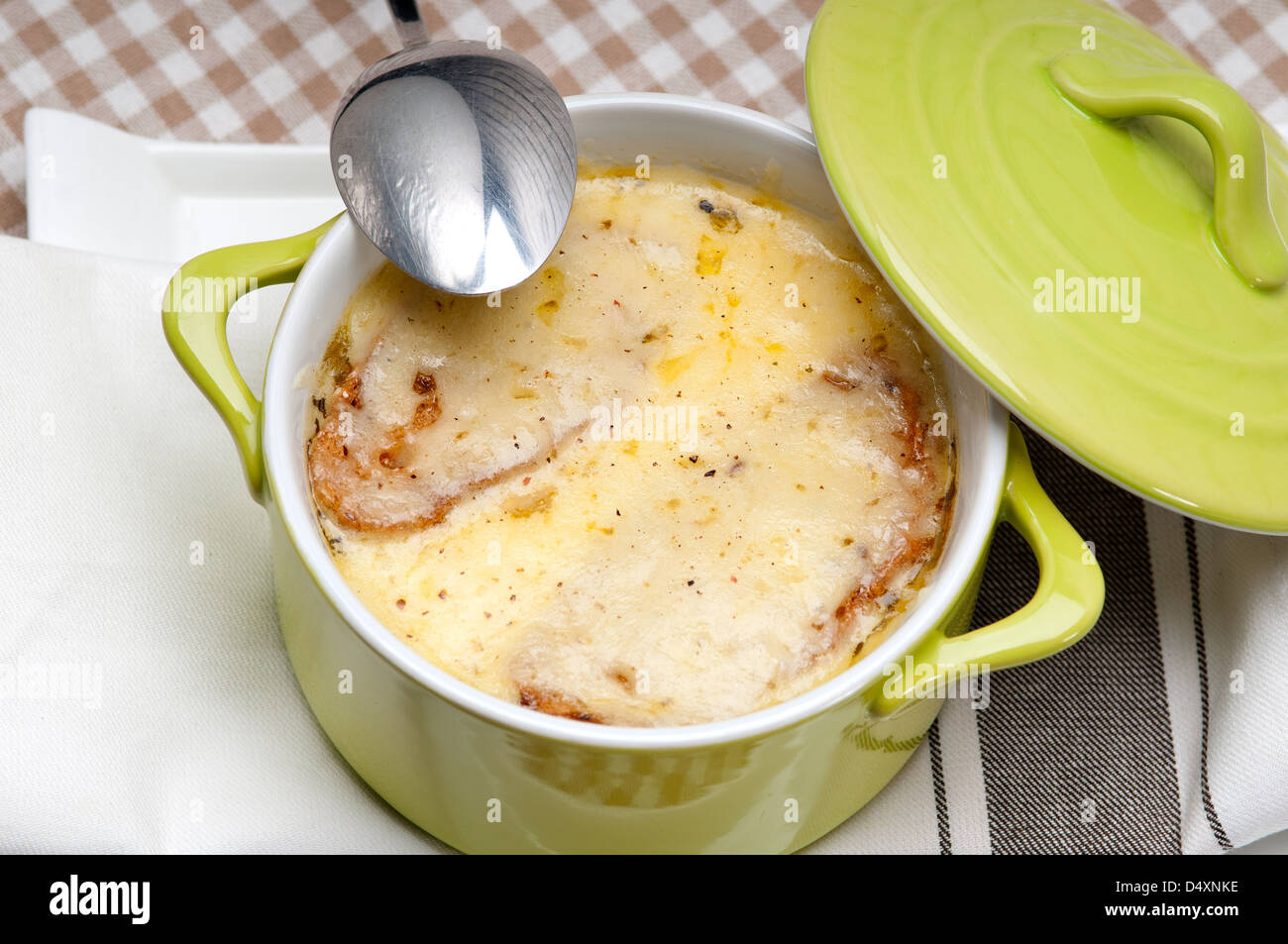 La soupe à l'oignon sur pot en argile avec fromage fondu et le pain sur le dessus Banque D'Images