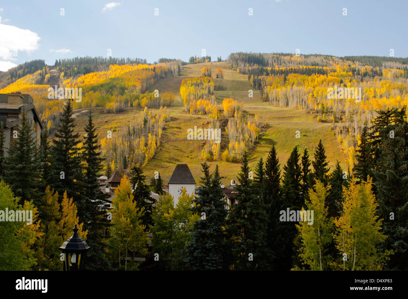 Vail Village et son clocher emblématique un superbe jeu de construction de premier plan l'automne sur la montagne de ski derrière. Banque D'Images