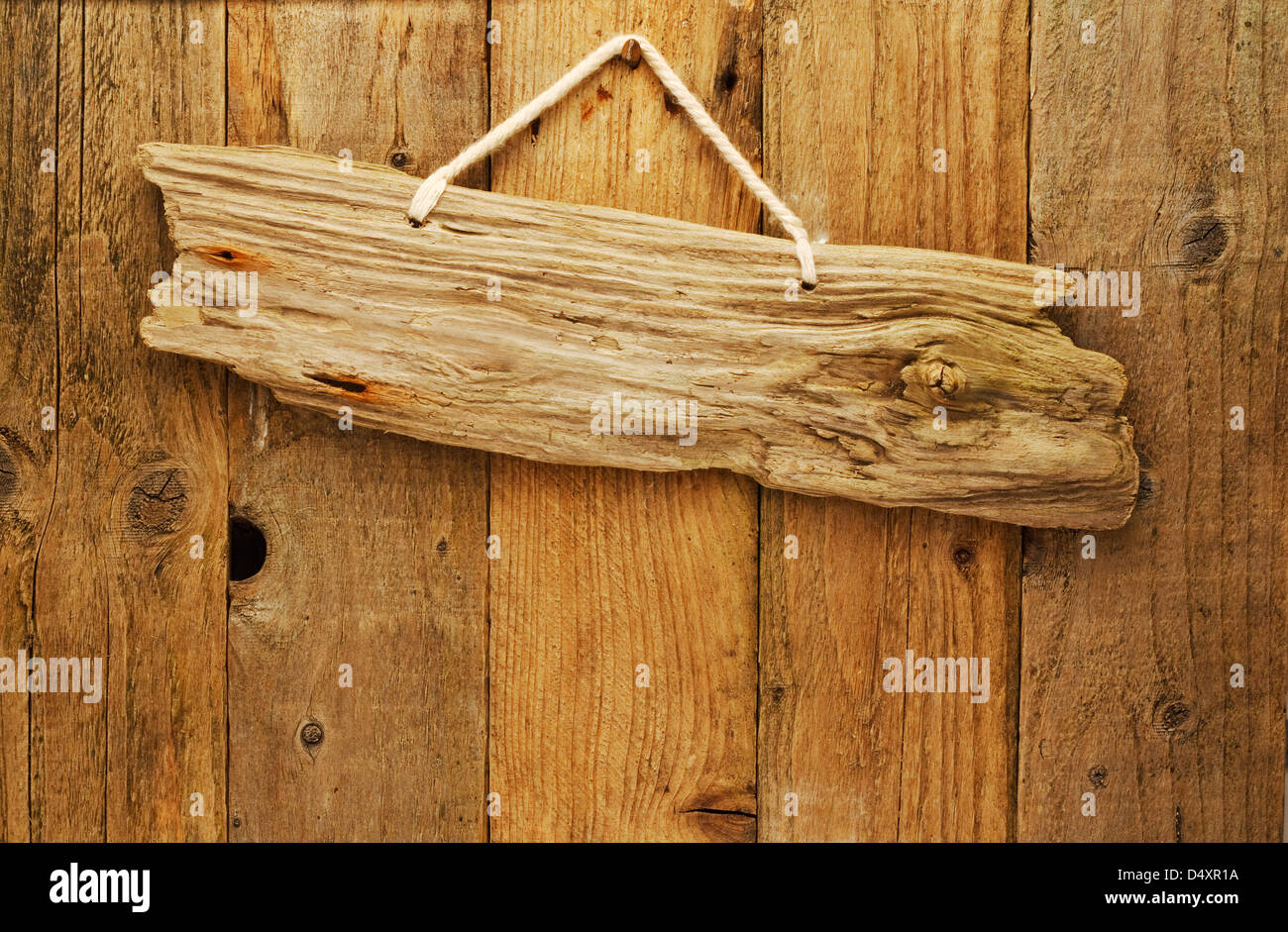 Vieille planche en bois antique grungy de Driftwood signe sur string  accroché sur la porte de bois vieilli Photo Stock - Alamy