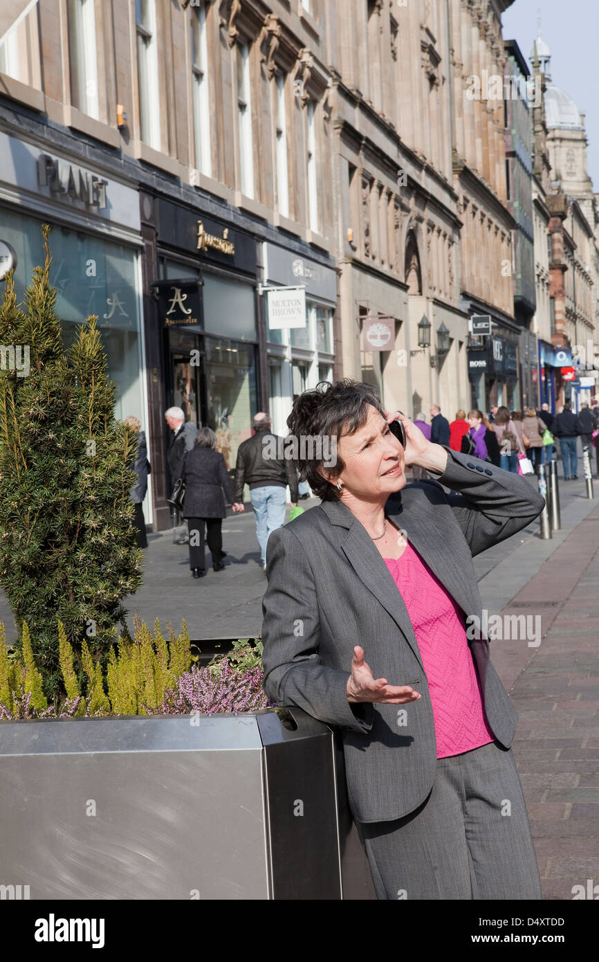 Femme d'affaires de prendre un appel à l'intérieur du 'Style' Buchanan Street Banque D'Images