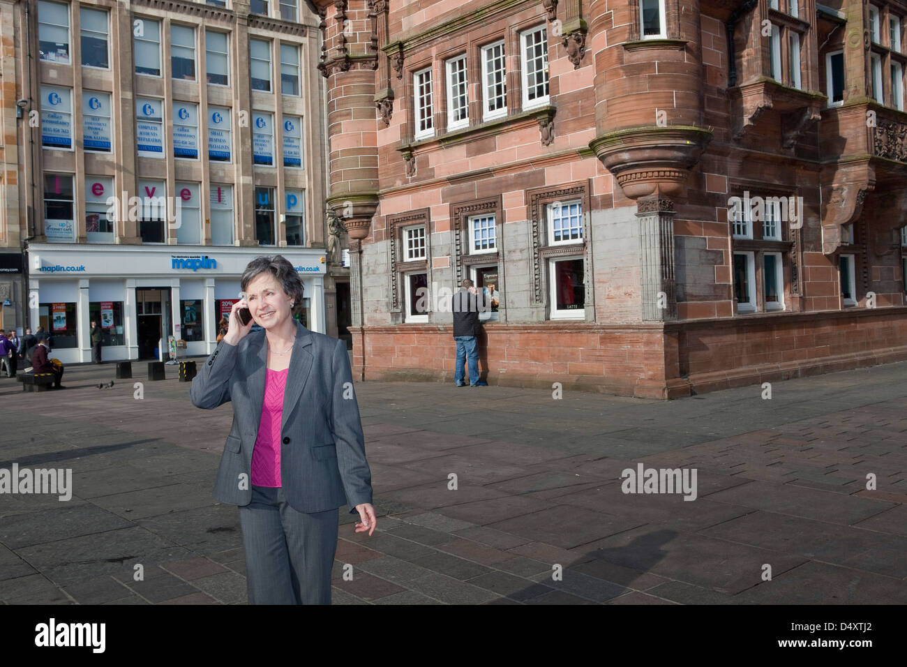 Femme d'affaires de prendre un appel en face de l'Enoch Centre Glasgow Banque D'Images