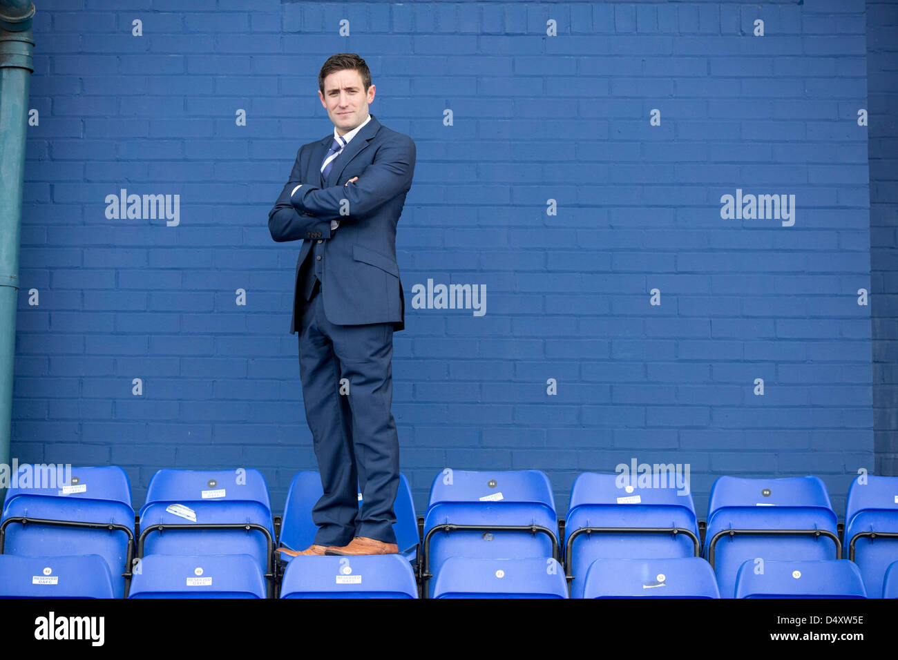 Oldham, UK. Le 20 mars 2013. Oldham Athletic Football Club, Parc Boundary révèlent leur nouveau manager Lee Johnson, Lee est le plus jeune manager dans la ligue de football. Credit : Mark Waugh / Alamy Live News Banque D'Images Oldham, UK. Le 20 mars 2013. Oldham Athletic Football Club, Parc Boundary révèlent leur nouveau manager Lee Johnson, Lee est le plus jeune manager dans la ligue de football. Credit : Mark Waugh / Alamy Live News Banque D'Images