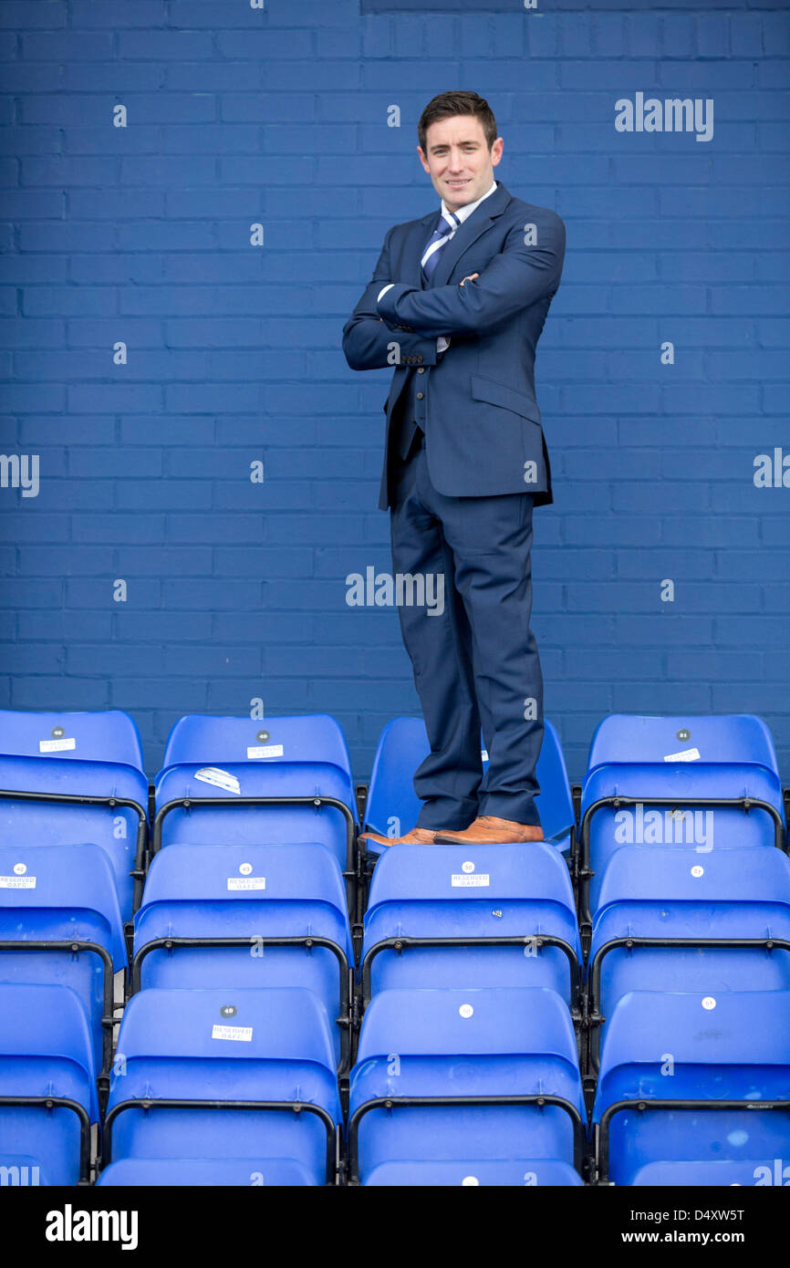 Oldham, UK. Le 20 mars 2013. Oldham Athletic Football Club, Parc Boundary révèlent leur nouveau manager Lee Johnson, Lee est le plus jeune manager dans la ligue de football. Credit : Mark Waugh / Alamy Live News Banque D'Images Oldham, UK. Le 20 mars 2013. Oldham Athletic Football Club, Parc Boundary révèlent leur nouveau manager Lee Johnson, Lee est le plus jeune manager dans la ligue de football. Credit : Mark Waugh / Alamy Live News Banque D'Images