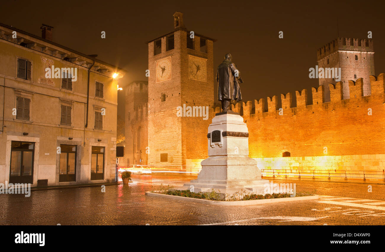 Vérone - bastions de Castel Vecchio et square at night Banque D'Images