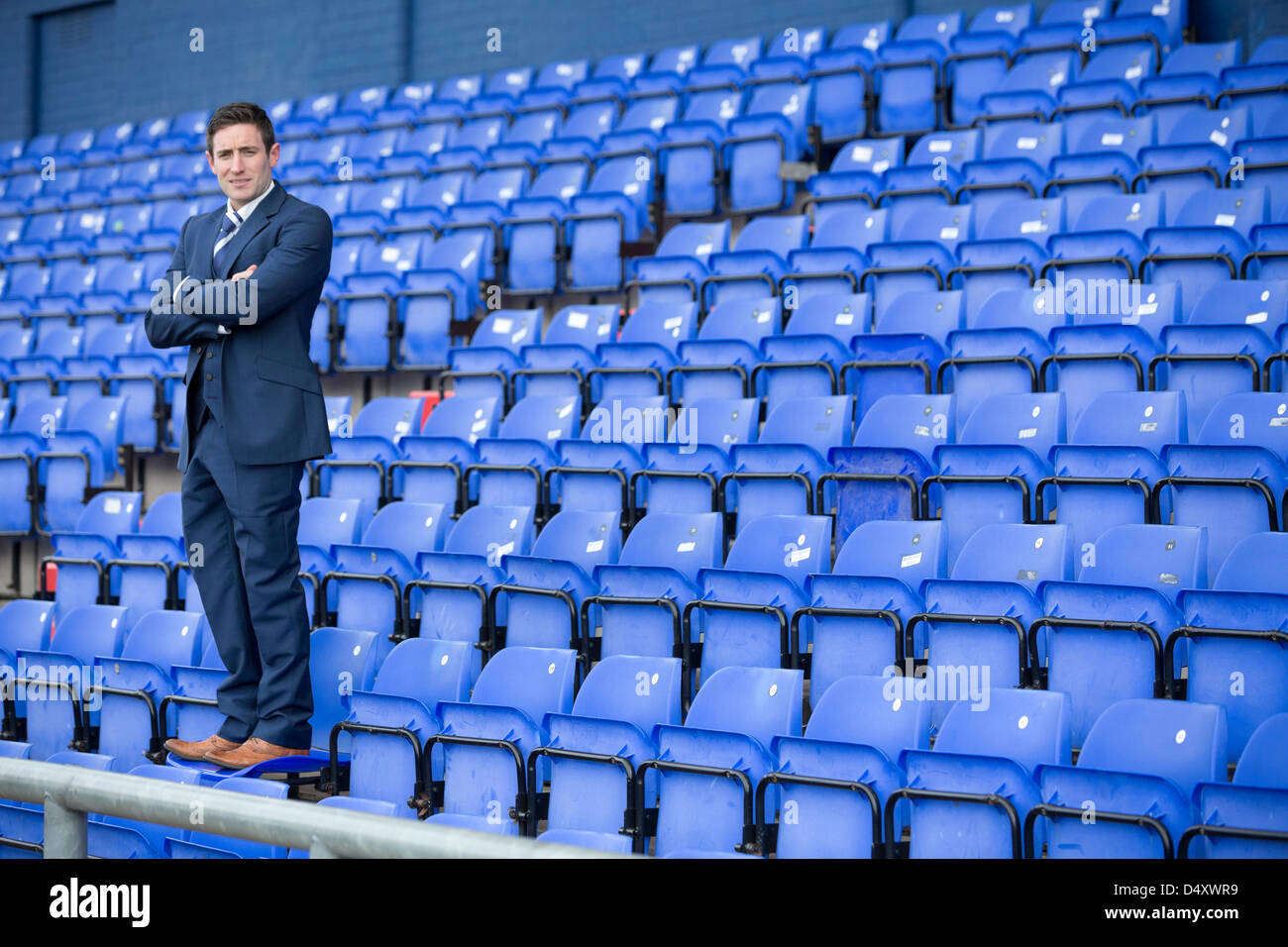 Oldham, UK. Le 20 mars 2013. Oldham Athletic Football Club, Parc Boundary révèlent leur nouveau manager Lee Johnson, Lee est le plus jeune manager dans la ligue de football. Credit : Mark Waugh / Alamy Live News Banque D'Images Oldham, UK. Le 20 mars 2013. Oldham Athletic Football Club, Parc Boundary révèlent leur nouveau manager Lee Johnson, Lee est le plus jeune manager dans la ligue de football. Credit : Mark Waugh / Alamy Live News Banque D'Images