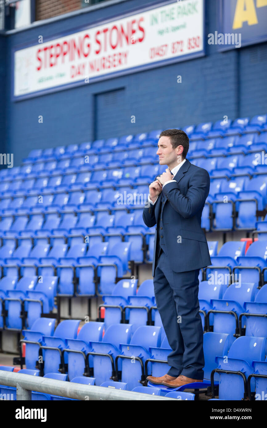 Oldham, UK. Le 20 mars 2013. Oldham Athletic Football Club, Parc Boundary révèlent leur nouveau manager Lee Johnson, Lee est le plus jeune manager dans la ligue de football. Credit : Mark Waugh / Alamy Live News Banque D'Images Oldham, UK. Le 20 mars 2013. Oldham Athletic Football Club, Parc Boundary révèlent leur nouveau manager Lee Johnson, Lee est le plus jeune manager dans la ligue de football. Credit : Mark Waugh / Alamy Live News Banque D'Images