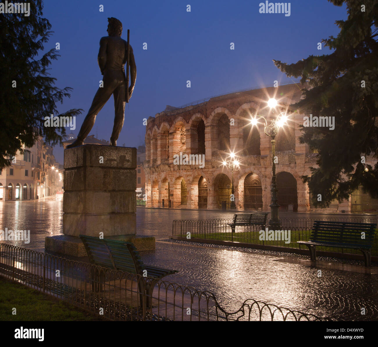 - Verona Arena et de la Piazza Bra dans dusk Banque D'Images