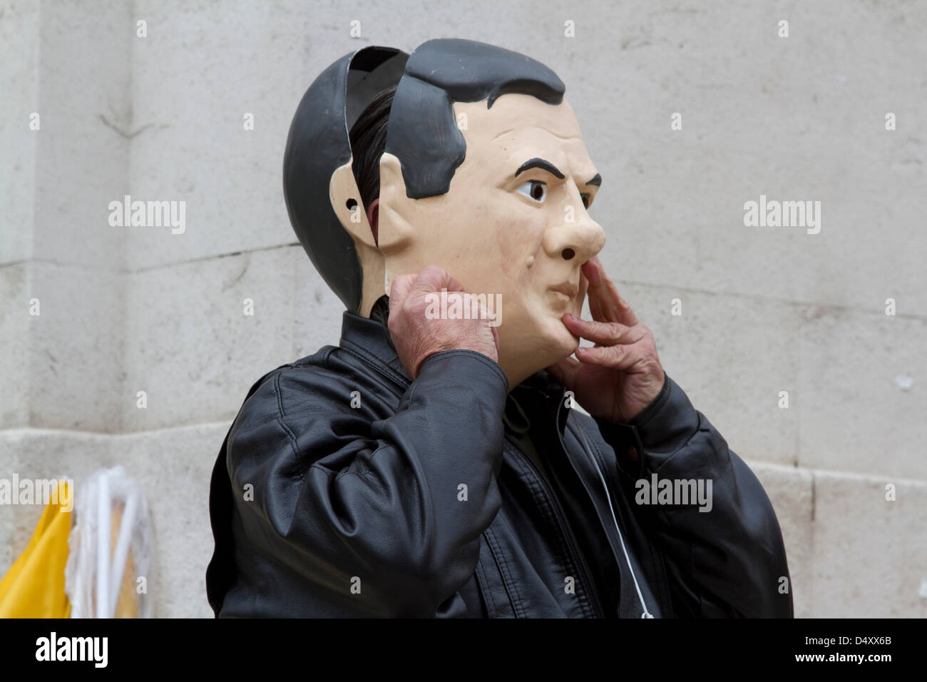 Londres, Royaume-Uni. Le 20 mars 2013. Un manifestant portant un masque de Chancelier George Osborne le jour du budget. Le Chancelier George Osborne livrer son 4e budget dans un contexte de restrictions budgétaires, un ralentissement de la croissance et de la hausse des prévisions de crédit d'emprunt : amer ghazzal / Alamy Live News Banque D'Images