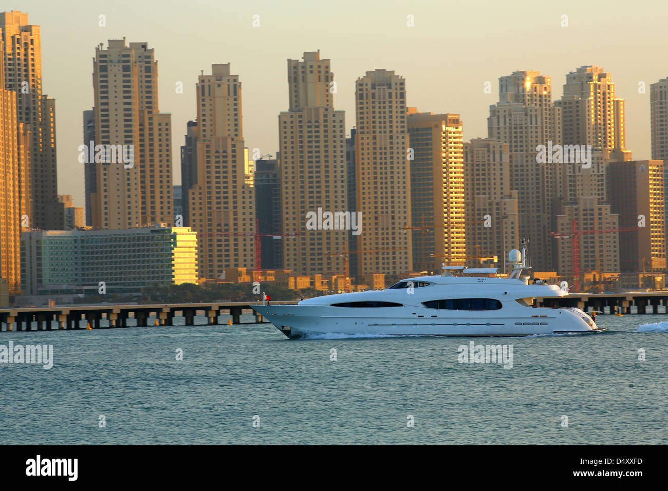 Yacht de luxe à la marina de Dubaï, Émirats Arabes Unis Banque D'Images