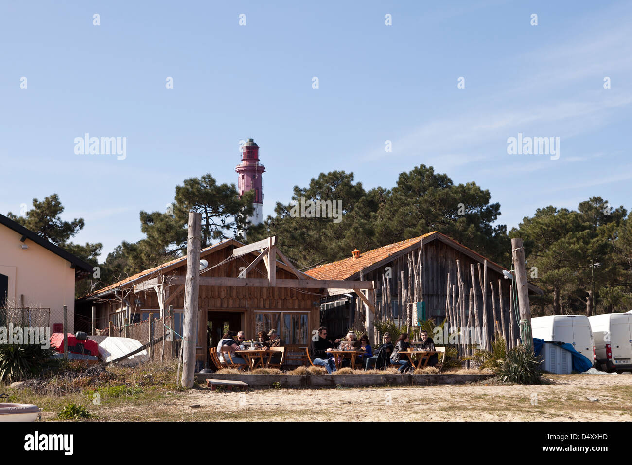 Les gens mangent les huîtres à l'extérieur à l'Mimbeau à Cap Ferret en Gironde, en France. Banque D'Images