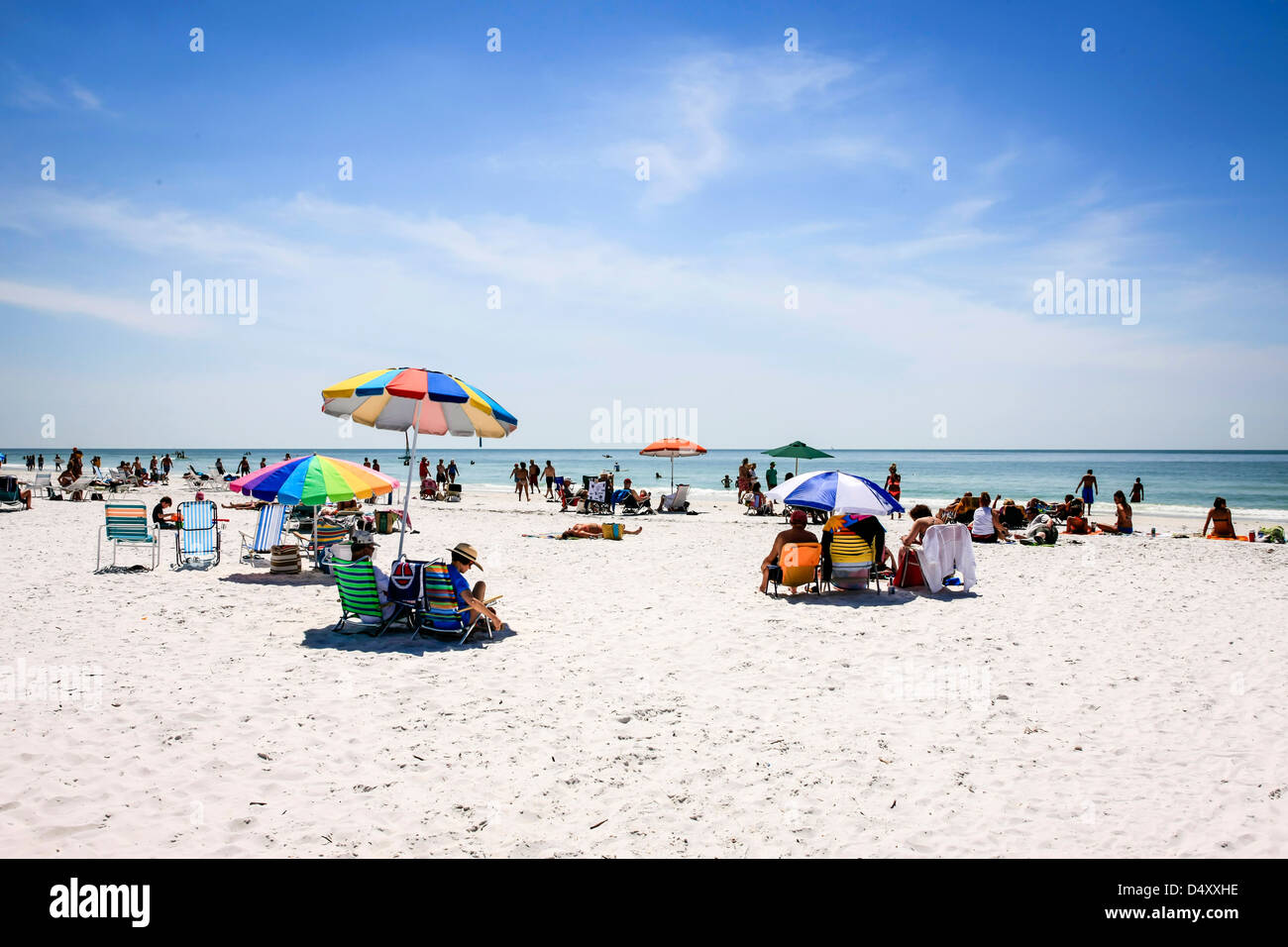 Les personnes bénéficiant du soleil sur Siesta Key Beach en Floride pendant les vacances de printemps Banque D'Images