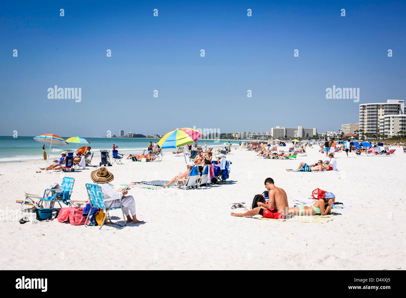 Les personnes bénéficiant du soleil sur Siesta Key Beach en Floride pendant les vacances de printemps Banque D'Images
