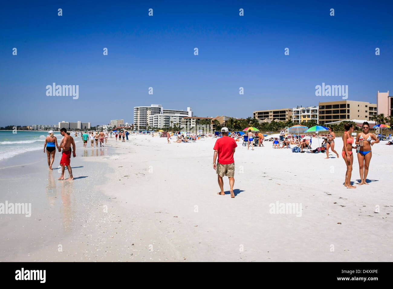 Les personnes bénéficiant du soleil sur Siesta Key Beach en Floride pendant les vacances de printemps Banque D'Images