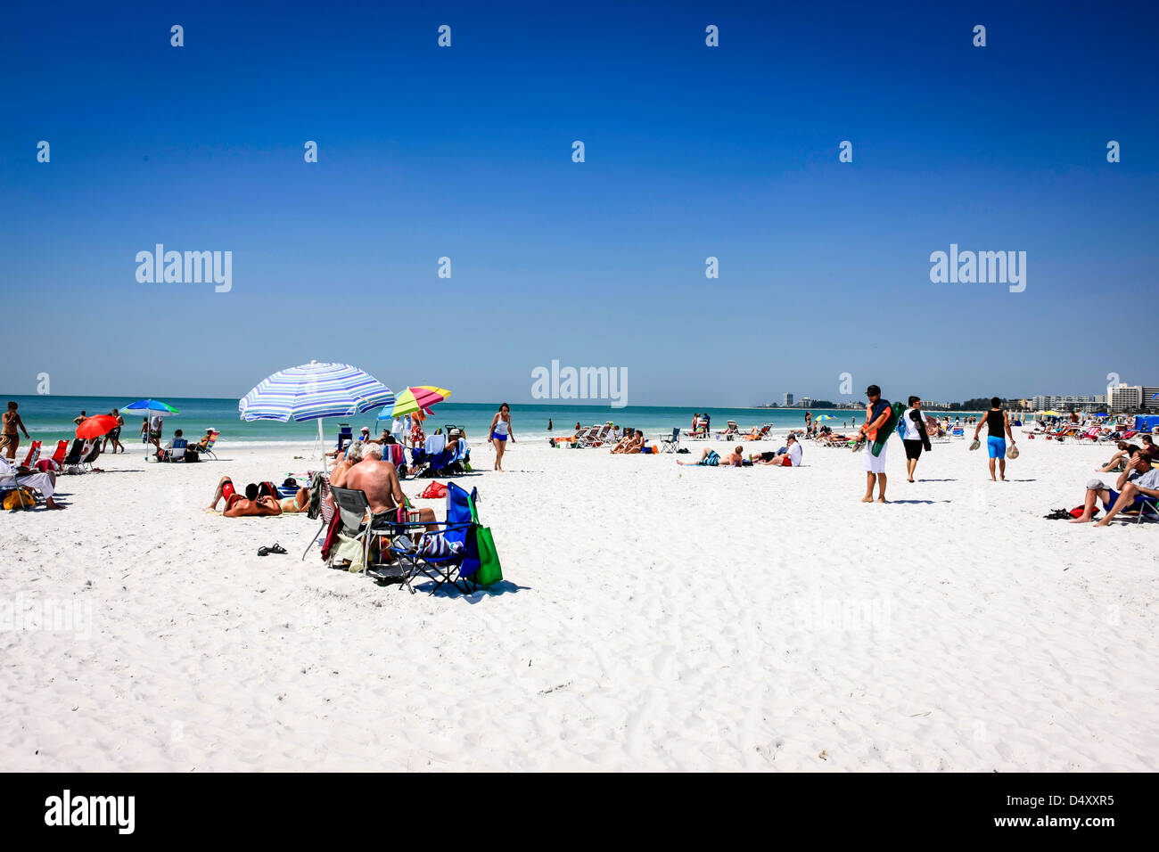 Les personnes bénéficiant du soleil sur Siesta Key Beach en Floride pendant les vacances de printemps Banque D'Images