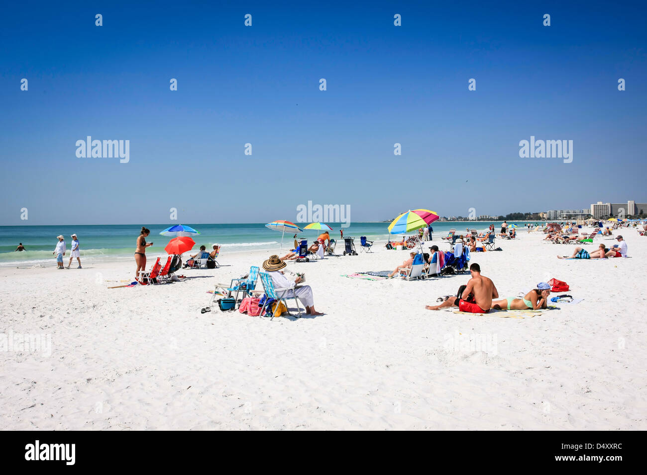 Les personnes bénéficiant du soleil sur Siesta Key Beach en Floride pendant les vacances de printemps Banque D'Images