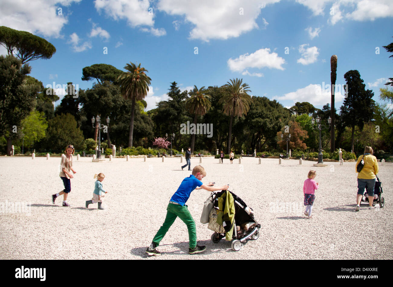 Balades en famille sur la Villa Borghese Gardens Banque D'Images