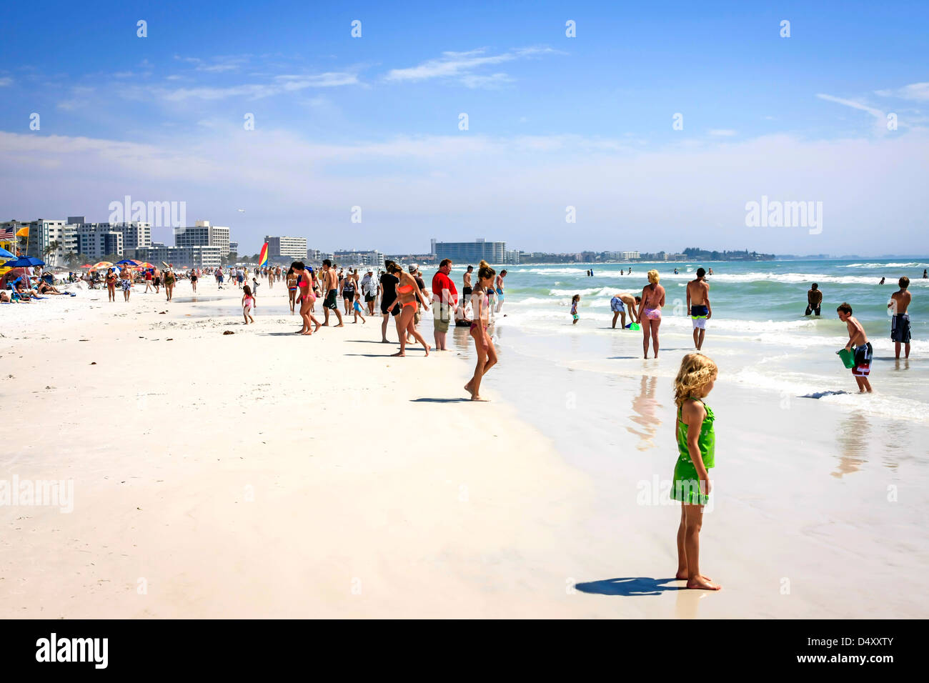Les personnes bénéficiant du soleil sur Siesta Key Beach en Floride pendant les vacances de printemps Banque D'Images