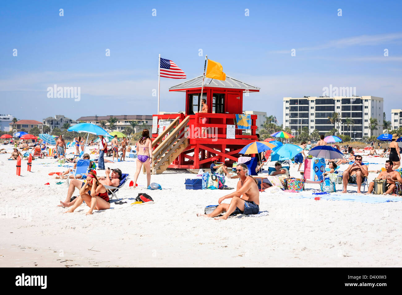 Les personnes bénéficiant du soleil sur Siesta Key Beach en Floride pendant les vacances de printemps Banque D'Images