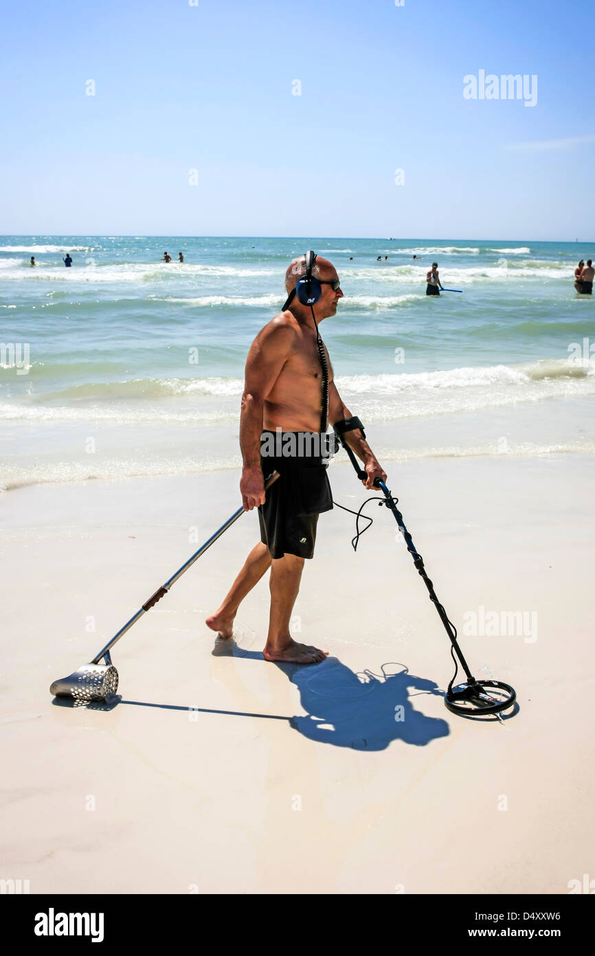 L'homme a pris sa retraite à l'aide d'un détecteur de métal sur Siesta Key Beach en Floride pendant les vacances de printemps Banque D'Images