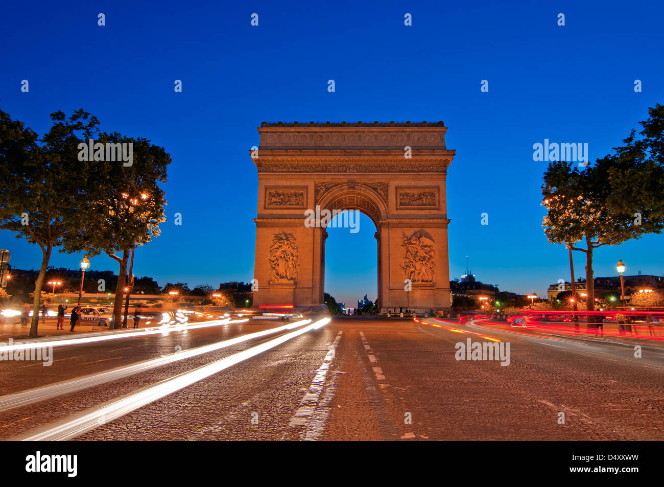 Sentier de lumière droit dans la face de l'Arc de Triomphe de nuit à Paris, France. Banque D'Images