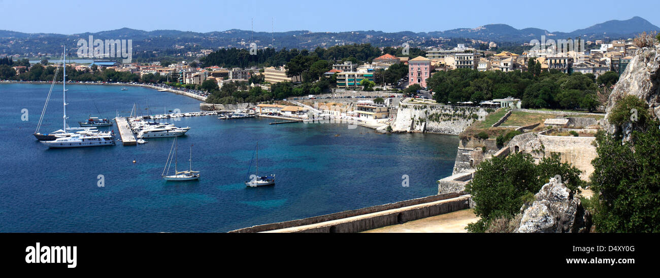 Vue sur la ville de Corfou à partir de l'ancien fort, une ville du patrimoine mondial de l'UNESCO, l'île de Corfou, Grèce, Europe Banque D'Images