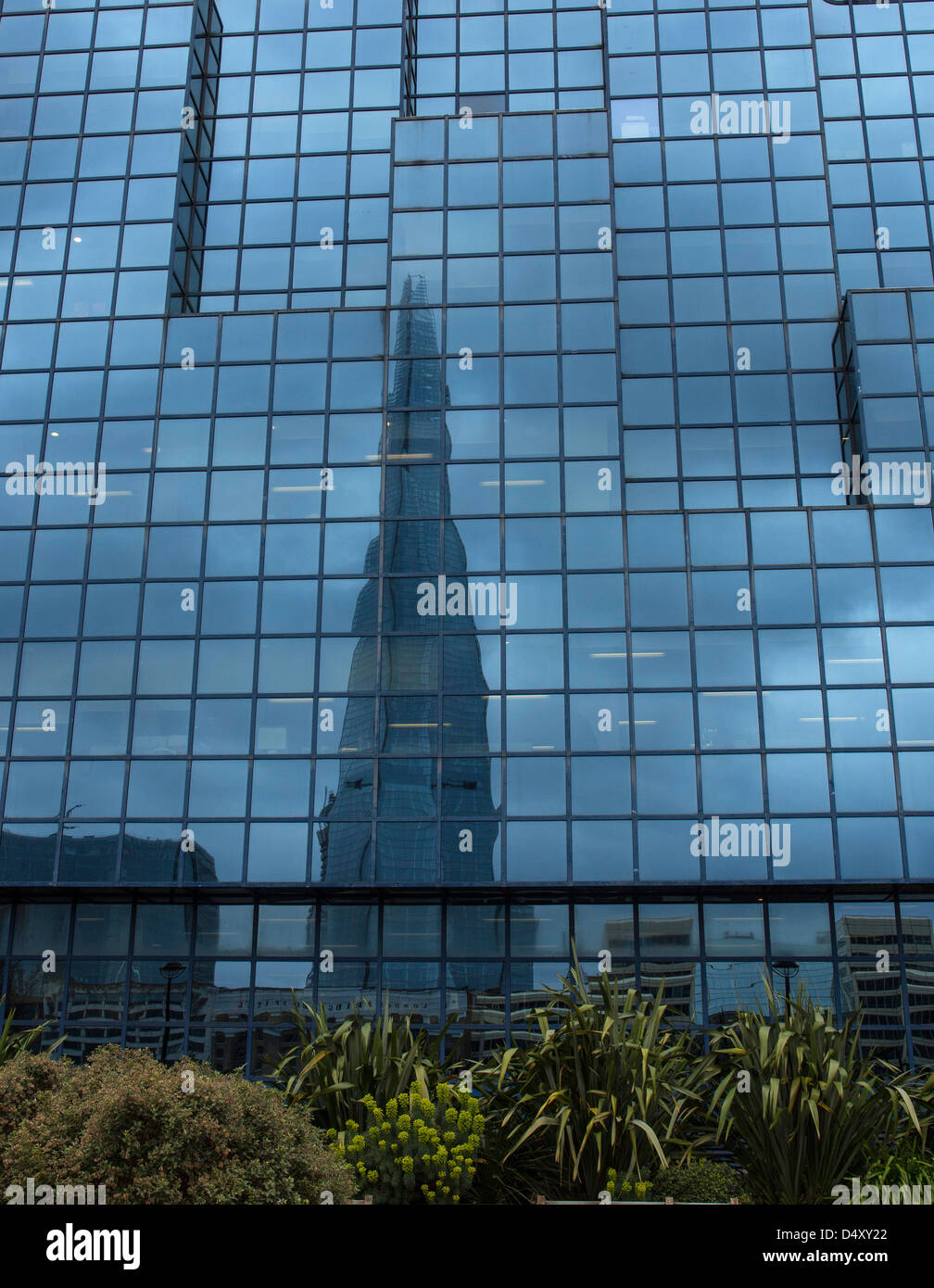 Réflexions de l'écharde dans un immeuble de bureaux. Banque D'Images