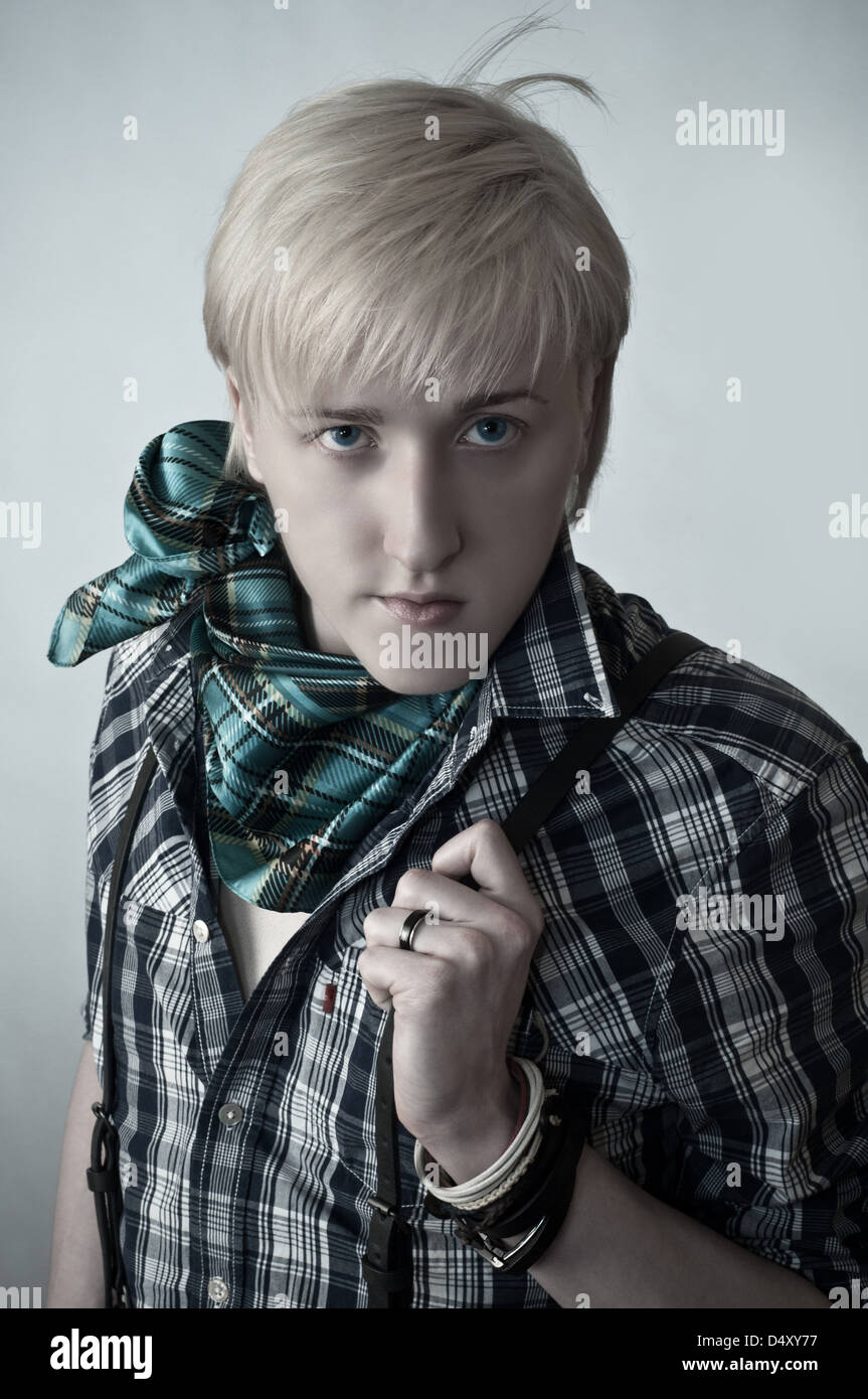 La très tendance et d'impudents jeune mec sur fond gris Banque D'Images