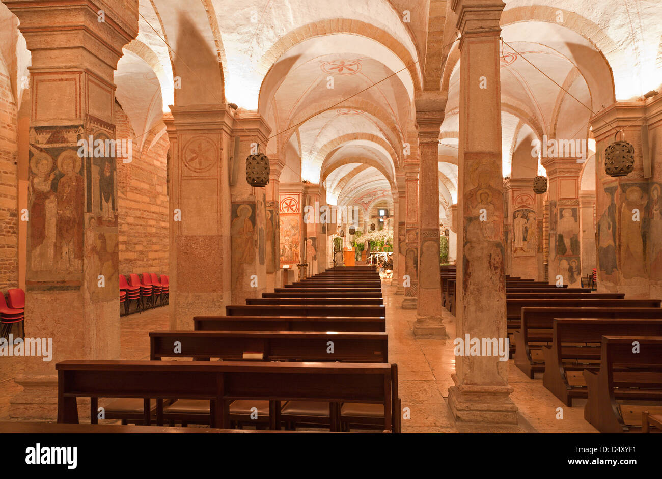 VERONA - 28 janvier : Intérieur de l'église inférieure romane San Fermo Maggiore le 28 janvier 2013 à Vérone, Italie. Banque D'Images