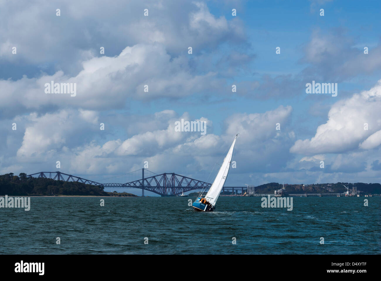 Un gîte à louer dans le vent, dans le Firth of Forth, off Cramond, Édimbourg, avec le pont du Forth à l'arrière-plan Banque D'Images