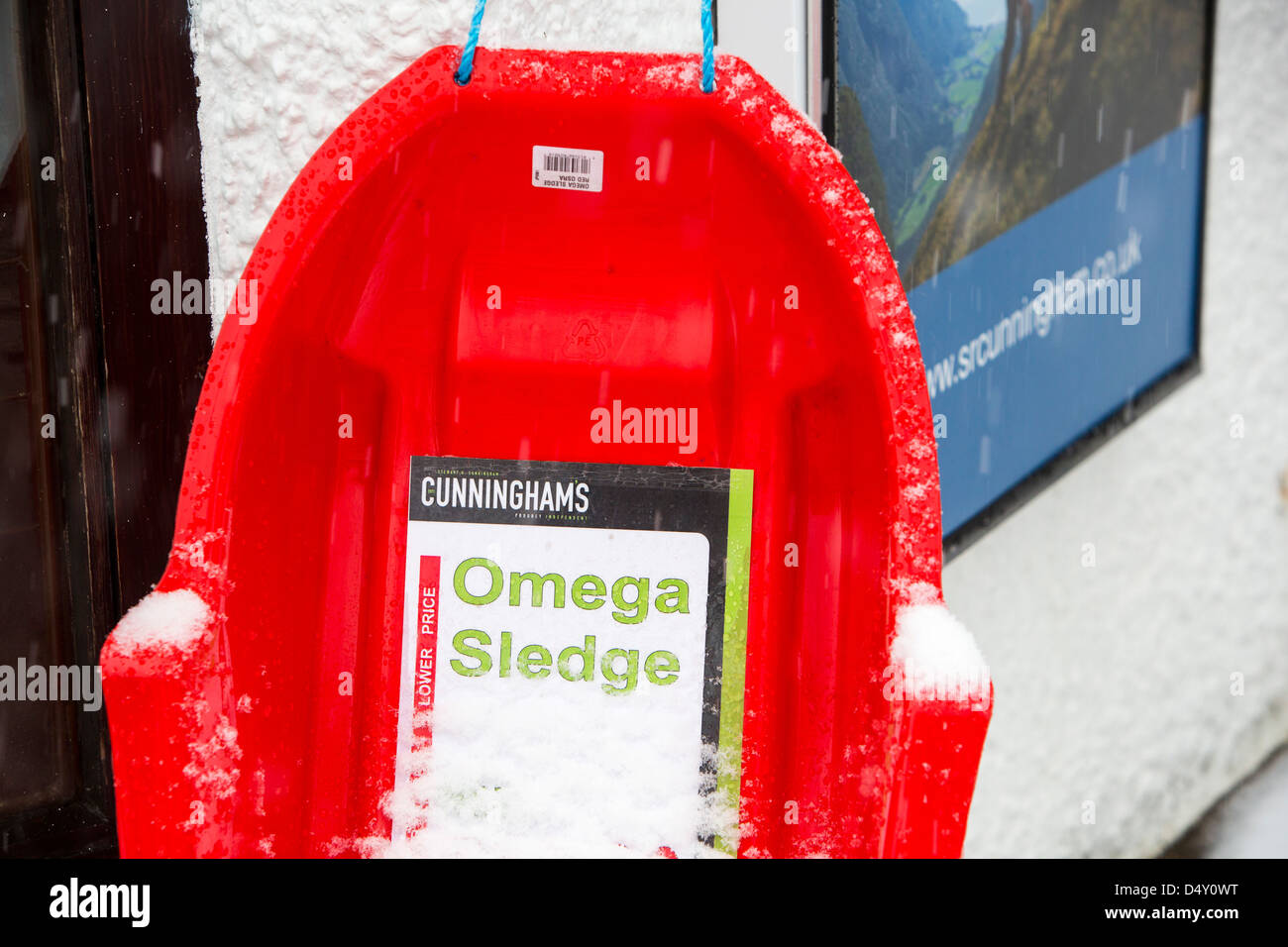 Un traîneau à vendre dans la neige, Ambleside, Lake District, UK. Banque D'Images