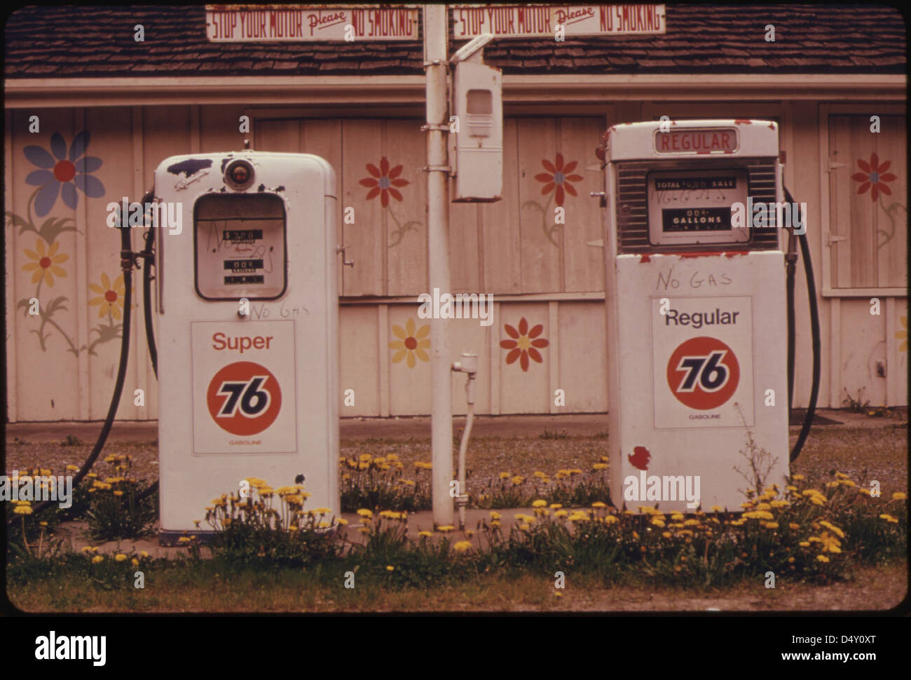 Les concessionnaires indépendants et les concessionnaires de grandes compagnies pétrolières ont commencé à fermer certaines stations de façon permanente pendant la pénurie d'essence à l'hiver 1973-74...04/1974 Banque D'Images