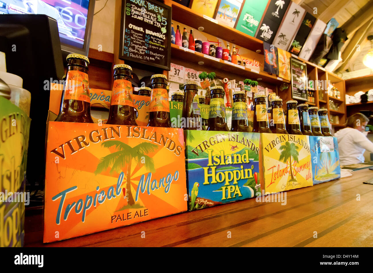Six jeux de bière sur le comptoir de la Tap Room, un bistrot-brasserie à Cruz Bay, Saint John, Îles Vierges des États-Unis. Banque D'Images