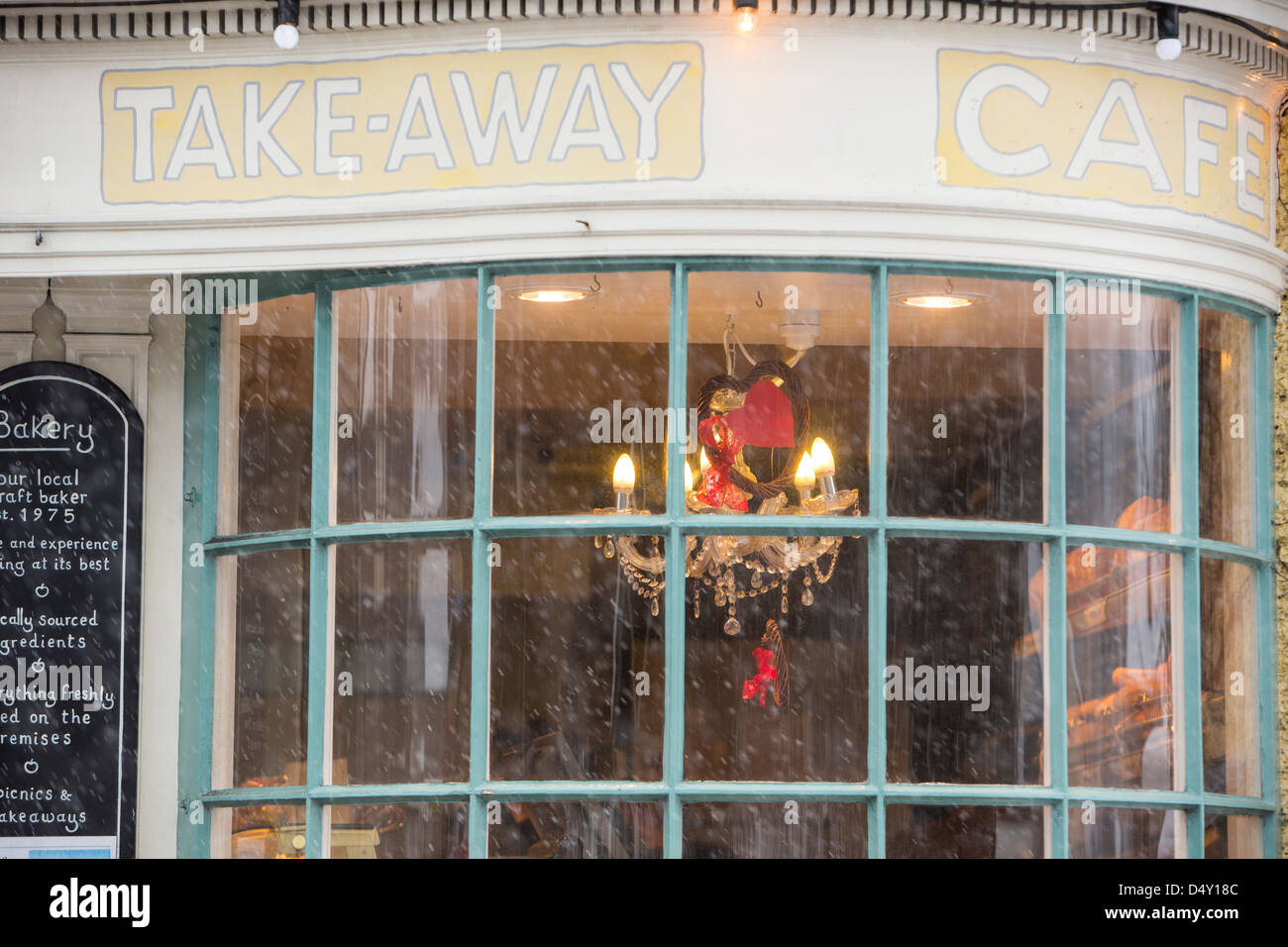 Une boulangerie dans la neige, Ambleside, Lake District, UK. Banque D'Images